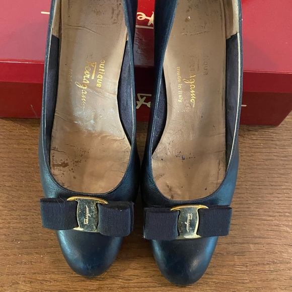Salvatore Ferragamo Vara Bow Pump Shoe Navy with Gold AA 8.5 - Picture 5 of 5